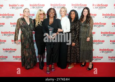 (De gauche à droite) Kellie Bright, Letitia Dean, Diane Parish, Gillian Taylforth, Balvinder SOPAL et Lacey Turner avec le prix du meilleur showstoppeur aux Inside Soap Awards, au Salsa Temple de Londres. Date de la photo : lundi 30 septembre 2024. Banque D'Images