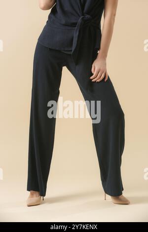 Mannequin femme portant un pantalon en coton doux et confortable. Prise de vue en studio. Banque D'Images