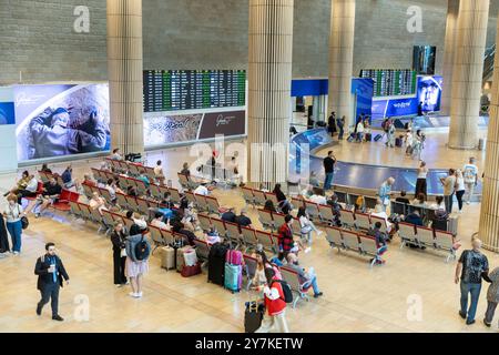 AÉROPORT BEN GOURION, ISRAËL - 27 SEPTEMBRE 2024. L'affichage des arrivées de vol et le drapeau national d'Israël. Banque D'Images