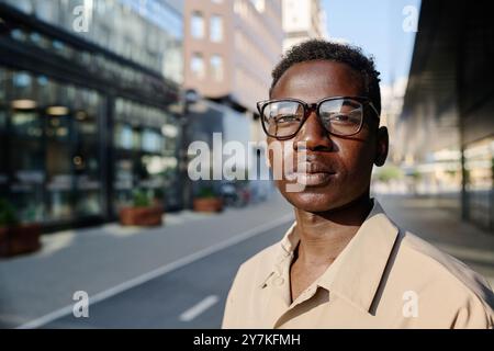 Jeune homme noir dans des lunettes debout à l'extérieur Banque D'Images