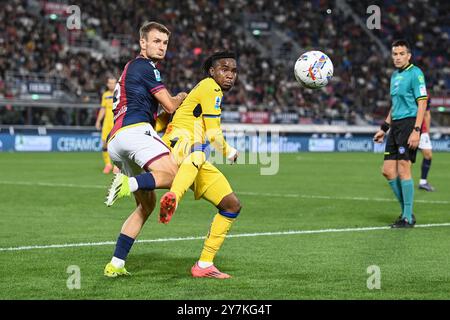 Lookman Ademola (Atalanta BC) en action contrasté par Stefan Posch (Bologna FC) lors du Bologna FC vs Atalanta BC, match de football italien Serie A à Bologne, Italie, septembre 28 2024 Banque D'Images