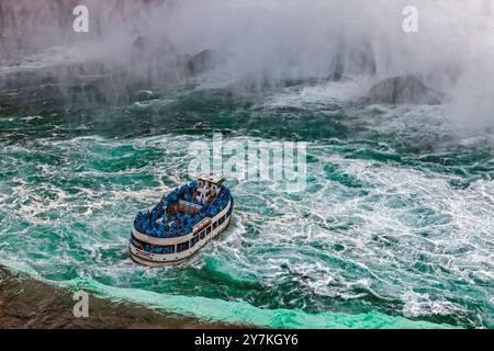 Maid of the Mist VI emmenant les visiteurs aux chutes du Niagara Banque D'Images