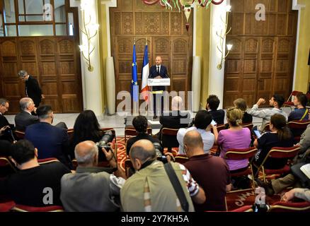 Beyrouth, Liban. 30 septembre 2024. Le ministre français de l'Europe et des Affaires étrangères Jean-Noel Barrot donne une conférence de presse à la résidence Pine, résidence officielle de l'ambassadeur de France au Liban, dans le quartier Horsh de Beyrouth, lundi 30 septembre 2024. Le 30 septembre, Barrot a exhorté Israël à ne pas envoyer de troupes terrestres au Liban, appelant Israël et le groupe armé Hezbollah à accepter immédiatement un cessez-le-feu. Photo de Fadel Itani/ crédit : UPI/Alamy Live News Banque D'Images