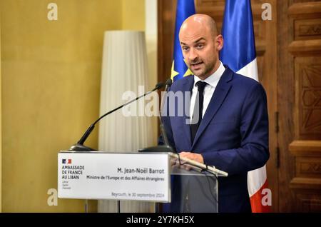 Beyrouth, Liban. 30 septembre 2024. Le ministre français de l'Europe et des Affaires étrangères Jean-Noel Barrot donne une conférence de presse à la résidence Pine, résidence officielle de l'ambassadeur de France au Liban, dans le quartier Horsh de Beyrouth, lundi 30 septembre 2024. Le 30 septembre, Barrot a exhorté Israël à ne pas envoyer de troupes terrestres au Liban, appelant Israël et le groupe armé Hezbollah à accepter immédiatement un cessez-le-feu. Photo de Fadel Itani/ crédit : UPI/Alamy Live News Banque D'Images