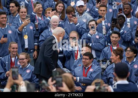 Washington, Vereinigte Staaten. 30 septembre 2024. Le président des États-Unis Joe Biden accueille les athlètes de l'équipe des États-Unis lors d'un événement célébrant les équipes olympiques et paralympiques américaines de 2024 à la Maison Blanche à Washington, DC, le 30 septembre 2024. Crédit : Chris Kleponis/CNP/dpa/Alamy Live News Banque D'Images