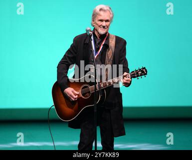 Austin Texas USA, 22 février 2017 : le chanteur texan KRIS KRISTOFFERSON se produit au Texas Medal of Arts Awards à l'University of Texas Bass concert Hall. Kristofferson est décédé à l'âge de 88 ans à Hawaï le 28 septembre 2024. ©Bob Daemmrich Banque D'Images