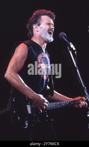 Manor, Texas, États-Unis. 30 septembre 2024. L'auteur-compositeur et acteur texan KRIS KRISTOFFERSON se produit au Farm Aid II à Manor Downs à l'extérieur d'Austin le 4 juillet 1986. Kristofferson se dirigeait vers une carrière militaire quand il commença à chanter et enregistrer à Nashville et devint l'un des auteurs-compositeurs bien-aimés du Texas. Kristofferson est décédé le 28 septembre 2024 à Hawaï. (Crédit image : © Bob Daemmrich/ZUMA Press Wire) USAGE ÉDITORIAL SEULEMENT! Non destiné à UN USAGE commercial ! Banque D'Images