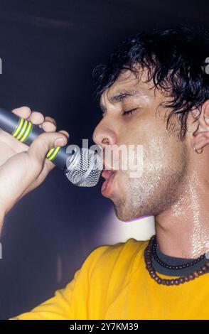 RICK WITTER, EARLY TOUR, 1994 : un jeune Rick Witter de Shed Seven jouant un concert très tôt au Bristol Fleece and Firkin à Bristol, en Angleterre, le 11 août 1994. Le groupe faisait la promotion de leur premier album, change Giver. Photo : Rob Watkins. INFO : Shed Seven, un groupe de rock indépendant britannique formé en 1990, a pris de l'importance dans l'ère Britpop des années 90. Des hits comme 'Chasing Rainbows' et des albums comme 'A maximum High' ont présenté leur son mélodique. Banque D'Images