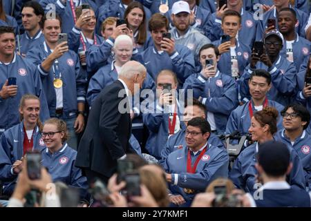 Le président des États-Unis Joe Biden accueille les athlètes de l'équipe des États-Unis lors d'un événement célébrant les équipes olympiques et paralympiques américaines de 2024 à la Maison Blanche à Washington, DC, le 30 septembre 2024. Crédit : Chris Kleponis/CNP/MediaPunch Banque D'Images