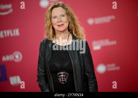 Berlin, Allemagne. 30 septembre 2024. Marion Kracht se tient debout sur le tapis rouge lors de la remise du First Steps Award 2024 au Théâtre des Westens. Crédit : Sebastian Christoph Gollnow/dpa/Alamy Live News Banque D'Images