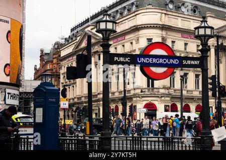 Londres, Angleterre, avril 30 2023 : entrée souterraine Piccadilly Circus avec des gens autour. Banque D'Images