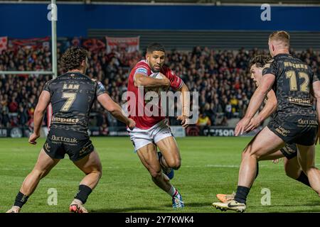 Nene Macdonald dirige le ballon pour les Red Devils de Salford dans le play-off de la Super League contre Leigh au Salford Community Stadium, Salford, Royaume-Uni, 27.09.2024 Banque D'Images