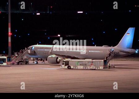 Berlin, Allemagne. 30 septembre 2024. Les passagers quittent un avion de la Bundeswehr après avoir atterri à l'aéroport de Ber de la capitale. Compte tenu de l'aggravation de la situation au Liban, un avion de l'armée de l'air a évacué le personnel de l'ambassade de Beyrouth, la capitale libanaise. Selon le ministère fédéral des Affaires étrangères, il y avait environ 110 passagers à bord de l'avion de la Bundeswehr. Crédit : Michael UKAS/TNN/dpa/Alamy Live News Banque D'Images