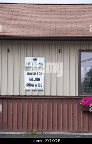 Ne flânez pas et surveillez les signes de neige qui tombent à la mairie sur NL 20 à Flat Rock, Terre-Neuve-et-Labrador, Canada Banque D'Images