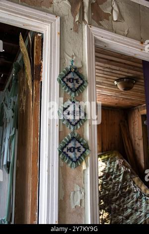 Maison Sweet home mur suspendu à l'intérieur d'une cabane abandonnée délabrée à Pouch Cove, Terre-Neuve-et-Labrador, Canada Banque D'Images