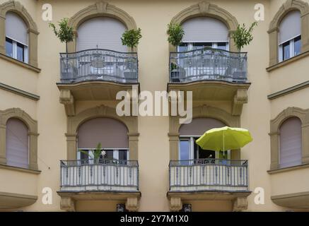 Balcons de l'ancien Hôtel Krosse, maintenant un bâtiment résidentiel et commercial, construit dans le style baroque Art Nouveau en 1907-08, Bad Kissingen, Lower F Banque D'Images