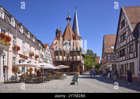 Hôtel de ville historique sur la place du marché sous un ciel bleu sans nuages à Michelstadt, Odenwald, Odenwaldkreis, Hesse, Allemagne, Europe Banque D'Images