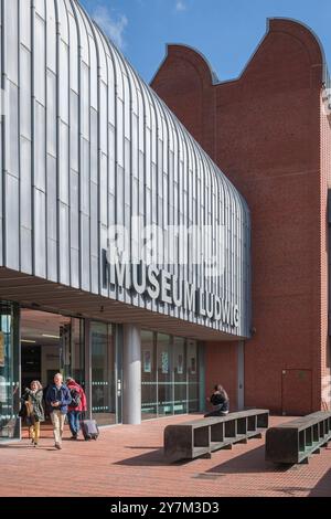 Musée Ludwig à Köln. DAS Museum Ludwig in Köln ist eines der bedeutendsten Museen für moderne Kunst in Deutschland und Europa. Es wurde 1976 gegründet und beherbergt eine der weltweit größten Sammlungen moderner Kunst mit einem besonderen Fokus auf den Kubanischen Modernismus, die Pop Art, den deutschen Expressionismus und die russische Avantgarde. DAS Museum ist vor allem für Seine umfangreiche Sammlung von Werken Pablo Picassos bekannt, die die die die größte in Deutschland ist. Darüber hinaus finden sich Werke bedeutender Künstler wie Andy Warhol, Roy Lichtenstein, Jasper Johns sowie bedeutende W Banque D'Images