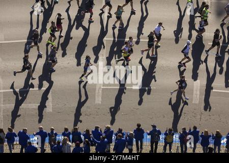 Les coureurs de marathon et leurs ombres au 50e BMW Berlin Marathon 2024 le 29 septembre 2024 Banque D'Images