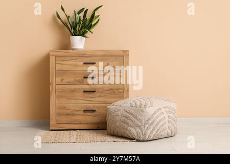 Pouf confortable et commode en bois dans le salon Banque D'Images