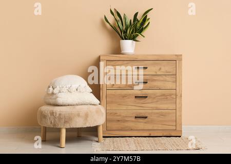 Pouf confortable et commode en bois dans le salon Banque D'Images