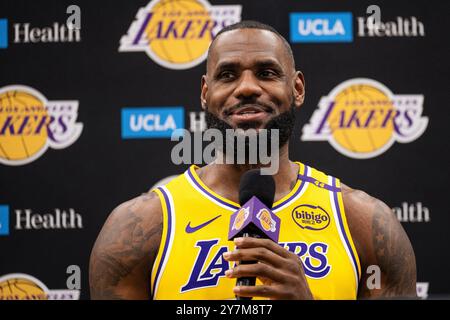 El Segundo, États-Unis. 30 septembre 2024. Basketball, NBA, Media Day, Los Angeles Lakers : LeBron James beantwortet Fragen während einer Pressekonferenz. Crédit : Maximilian Haupt/dpa/Alamy Live News Banque D'Images