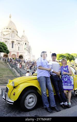 FRANCE, PARIS (75) VISITE DE LA VILLE DU 18ÈME ARRONDISSEMENT PAR 2CV QUATRE ROUES SOUS UN PARAPLUIE, ARRÊT À MONTMARTRE, TOURISTES ANGLAIS Banque D'Images