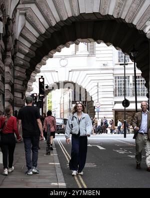 Londres, Angleterre, avril 30 2023 : des gens marchant sur la route près de la rue de Regent, avec un sourire au visage Banque D'Images