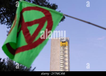 Rome, Italie. 30 septembre 2024. Vue du bâtiment ENI avec un drapeau extinction Rebellion à Rome (photo de Matteo Nardone/Pacific Press) crédit : Pacific Press Media production Corp./Alamy Live News Banque D'Images