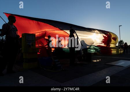 Rome, Italie. 30 septembre 2024. Extinction Rebellion activistes devant le drapeau palestinien près du siège de l'ENI à Rome (photo de Matteo Nardone/Pacific Press) crédit : Pacific Press Media production Corp./Alamy Live News Banque D'Images