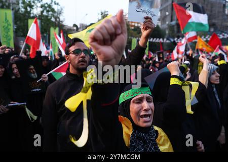 Téhéran, Iran. 30 septembre 2024. Une personne en deuil chante des slogans lors d'un rassemblement commémorant Hassan Nasrallah, leader tué du Hezbollah, à Felestin (Palestine) Sq. Au centre-ville de Téhéran, Iran, lundi 30 septembre 2024. (Photo de Sobhan Farajvan/Pacific Press) crédit : Pacific Press Media production Corp./Alamy Live News Banque D'Images