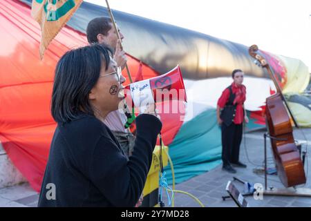 Rome, Italie. 30 septembre 2024. Un militant de la rébellion extinction prend la parole lors de la manifestation devant le siège de l'ENI à Rome (photo de Matteo Nardone/Pacific Press/Sipa USA) crédit : Sipa USA/Alamy Live News Banque D'Images