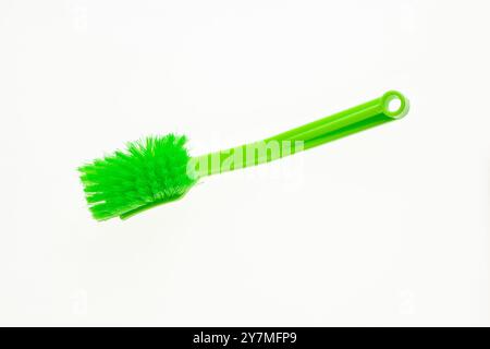 Brosse en plastique verte avec manche long - poils souples pour le nettoyage de la maison. Banque D'Images