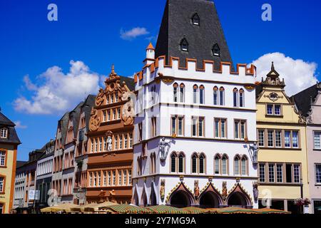 Beaux bâtiments architecturaux historiques de la place Hauptmarkt sur la vieille ville de Trèves en Allemagne Banque D'Images