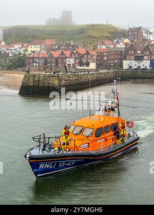 Whitby RNLI Shannon Class Lifeboat lois Ivan 13-49 à Whitby Harbour le jour de pluie Banque D'Images