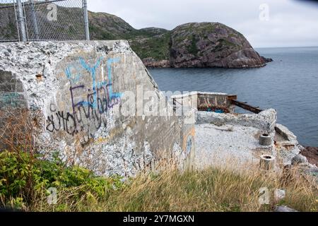 Graffiti marqués sur les structures de la batterie abandonnée dilapidée de la seconde Guerre mondiale à Fort Amherst à nouveau John's, Terre-Neuve-et-Labrador, Canada Banque D'Images