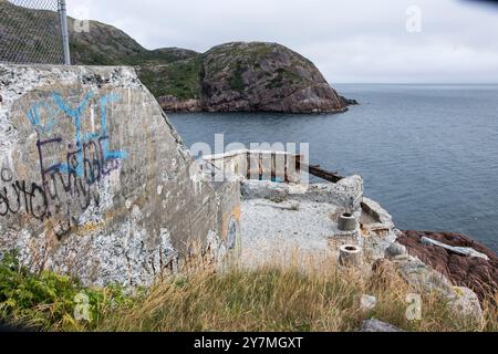 Graffiti marqués sur les structures de la batterie abandonnée dilapidée de la seconde Guerre mondiale à Fort Amherst à nouveau John's, Terre-Neuve-et-Labrador, Canada Banque D'Images