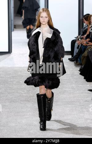 Paris, France. 30 septembre 2024. Défilé SACAI printemps/été 2025 pendant la Fashion week de Paris le 2024 septembre - Paris, France, 30/09/2024 crédit : dpa/Alamy Live News Banque D'Images