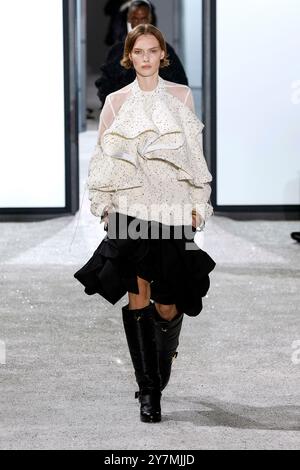 Paris, France. 30 septembre 2024. Défilé SACAI printemps/été 2025 pendant la Fashion week de Paris le 2024 septembre - Paris, France, 30/09/2024 crédit : dpa/Alamy Live News Banque D'Images