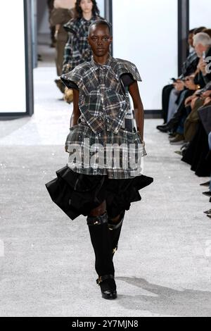 Paris, France. 30 septembre 2024. Défilé SACAI printemps/été 2025 pendant la Fashion week de Paris le 2024 septembre - Paris, France, 30/09/2024 crédit : dpa/Alamy Live News Banque D'Images