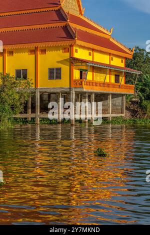 Temple bouddhiste sur pilotis, lac Tonle SAP, Cambodge Banque D'Images