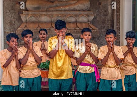 De jeunes musiciens et danseurs réalisent une cérémonie de bienvenue au monastère de Wat Lom Proleung, au Cambodge Banque D'Images