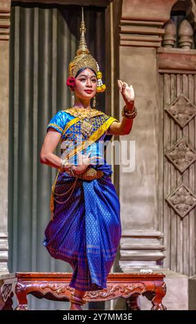 Danse traditionnelle khmère Mekhala, mettant en scène le triomphe de la déesse des eaux sur le démon Ream Eysaur, Siem Reap, Cambodge Banque D'Images