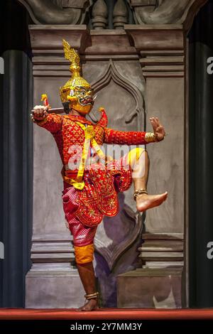 Danse traditionnelle khmère Mekhala, mettant en scène le triomphe de la déesse des eaux sur le démon Ream Eysaur, Siem Reap, Cambodge Banque D'Images