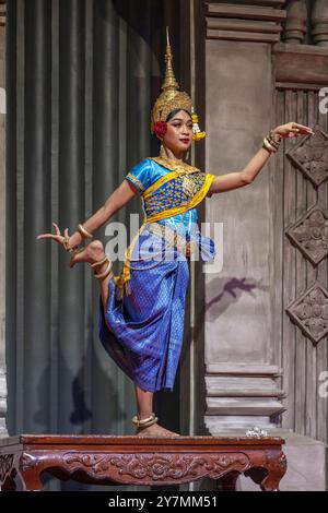 Danse traditionnelle khmère Mekhala, mettant en scène le triomphe de la déesse des eaux sur le démon Ream Eysaur, Siem Reap, Cambodge Banque D'Images