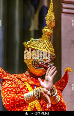 Danse traditionnelle khmère Mekhala, mettant en scène le triomphe de la déesse des eaux sur le démon Ream Eysaur, Siem Reap, Cambodge Banque D'Images