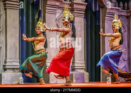 Jeunes danseuses cambodgiennes interprétant une danse classique khmère, le ballet Apsaras, Siem Reap, Cambodge Banque D'Images