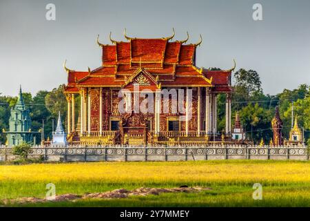 Temple bouddhiste aux toits de tuiles rouges, Phnom Penh, Cambodge Banque D'Images