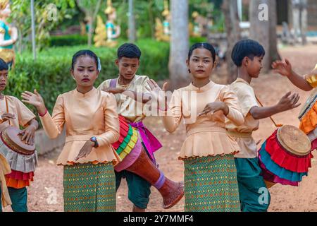 De jeunes musiciens et danseurs réalisent une cérémonie de bienvenue au monastère de Wat Lom Proleung, au Cambodge Banque D'Images