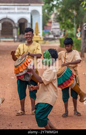 De jeunes musiciens et danseurs réalisent une cérémonie de bienvenue au monastère de Wat Lom Proleung, au Cambodge Banque D'Images